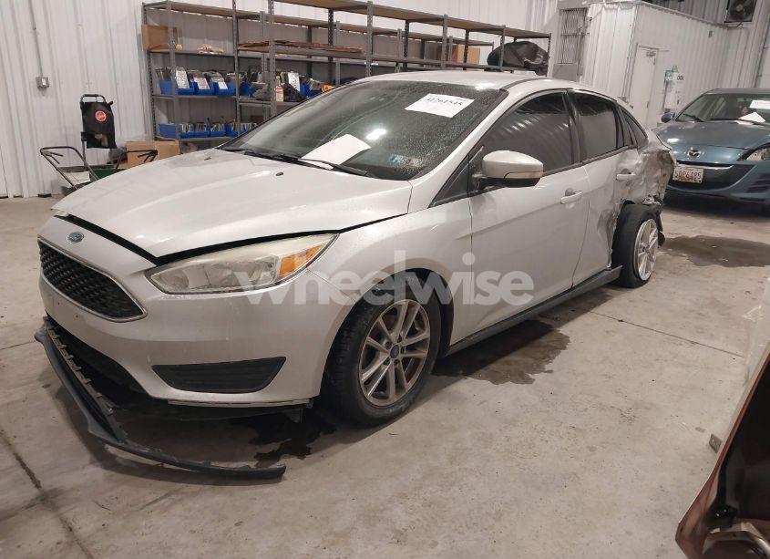 Photo 2 of 2015 Ford Focus SE (VIN 1FADP3F25FL202952)