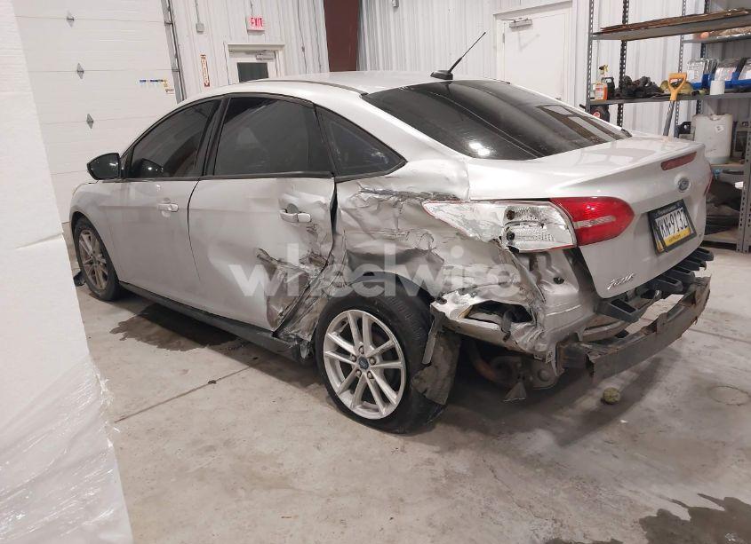 Photo 3 of 2015 Ford Focus SE (VIN 1FADP3F25FL202952)