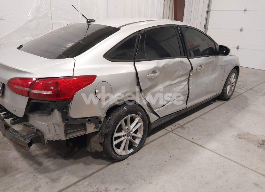 Photo 4 of 2015 Ford Focus SE (VIN 1FADP3F25FL202952)