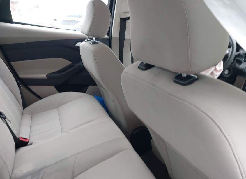 Photo 8 of 2015 Ford Focus SE (VIN 1FADP3F25FL203731)
