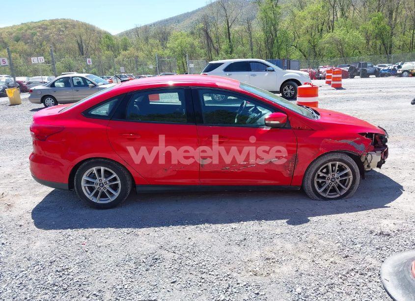 Photo 13 of 2015 Ford Focus SE (VIN 1FADP3F25FL207438)