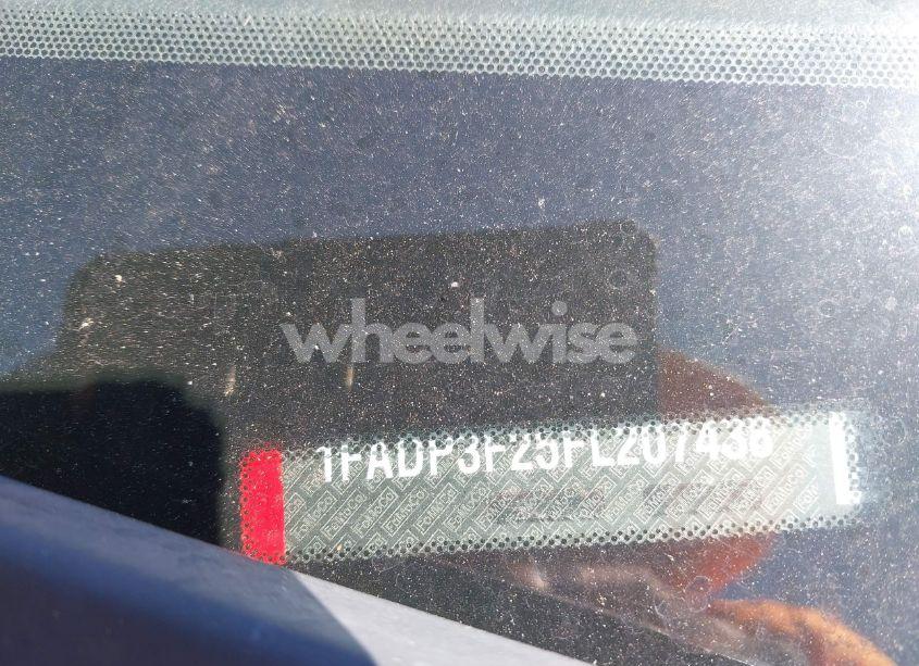 Photo 9 of 2015 Ford Focus SE (VIN 1FADP3F25FL207438)