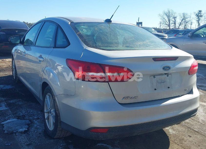 Photo 3 of 2015 Ford Focus SE (VIN 1FADP3F25FL208394)
