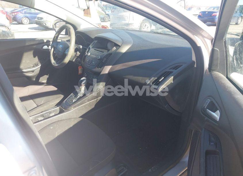 Photo 5 of 2015 Ford Focus SE (VIN 1FADP3F25FL208394)
