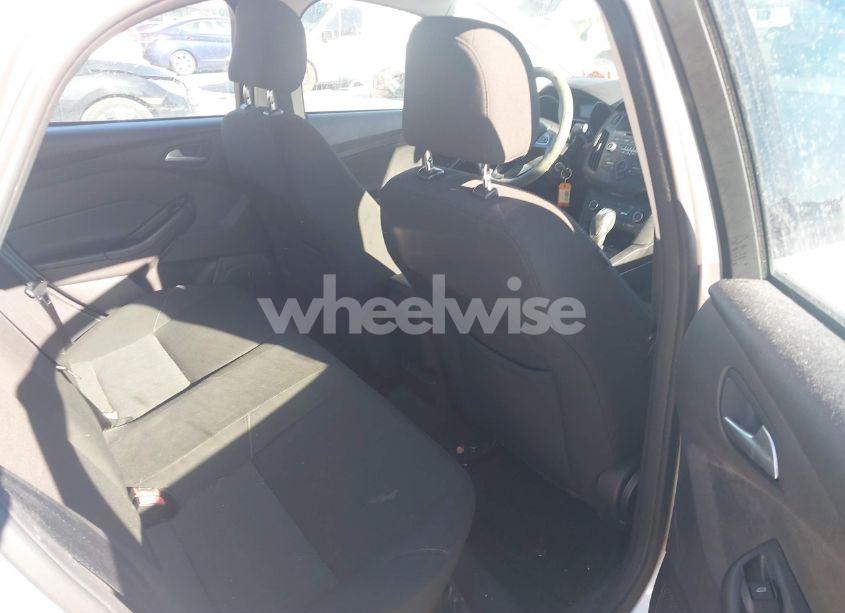 Photo 8 of 2015 Ford Focus SE (VIN 1FADP3F25FL208394)