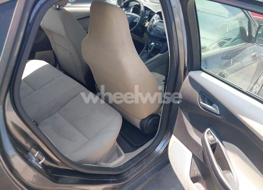 Photo 8 of 2015 Ford Focus SE (VIN 1FADP3F25FL208976)