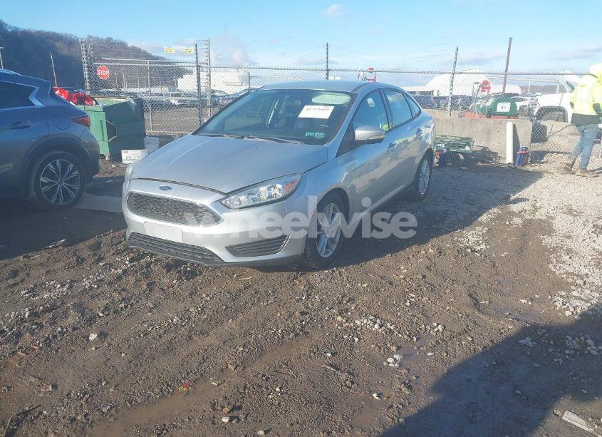 Photo 2 of 2015 Ford Focus SE (VIN 1FADP3F25FL213806)