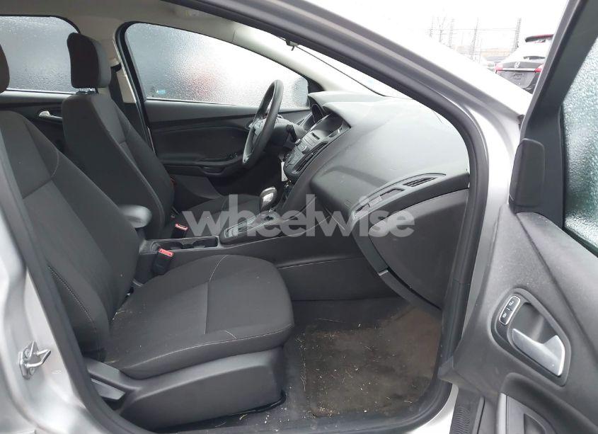 Photo 5 of 2015 Ford Focus SE (VIN 1FADP3F25FL216706)