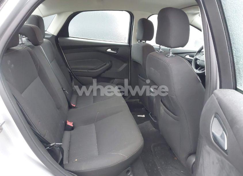 Photo 8 of 2015 Ford Focus SE (VIN 1FADP3F25FL216706)