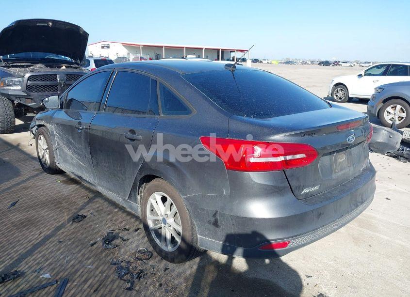 Photo 3 of 2015 Ford Focus SE (VIN 1FADP3F25FL230556)