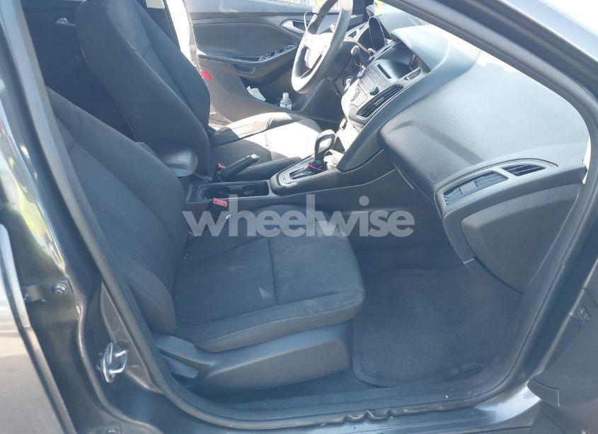 Photo 5 of 2015 Ford Focus SE (VIN 1FADP3F25FL230556)