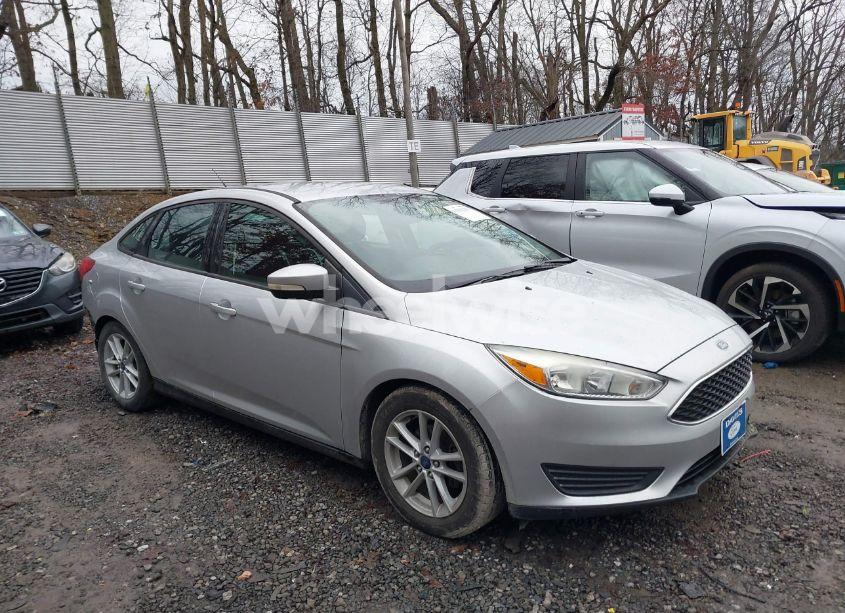 2015 Ford Focus SE (VIN 1FADP3F25FL239533) main photo
