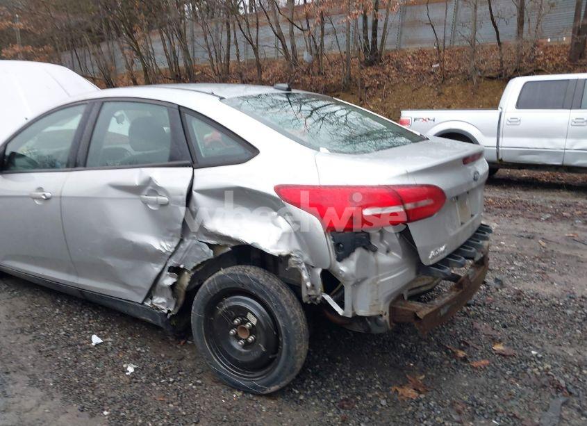 Photo 12 of 2015 Ford Focus SE (VIN 1FADP3F25FL239533)