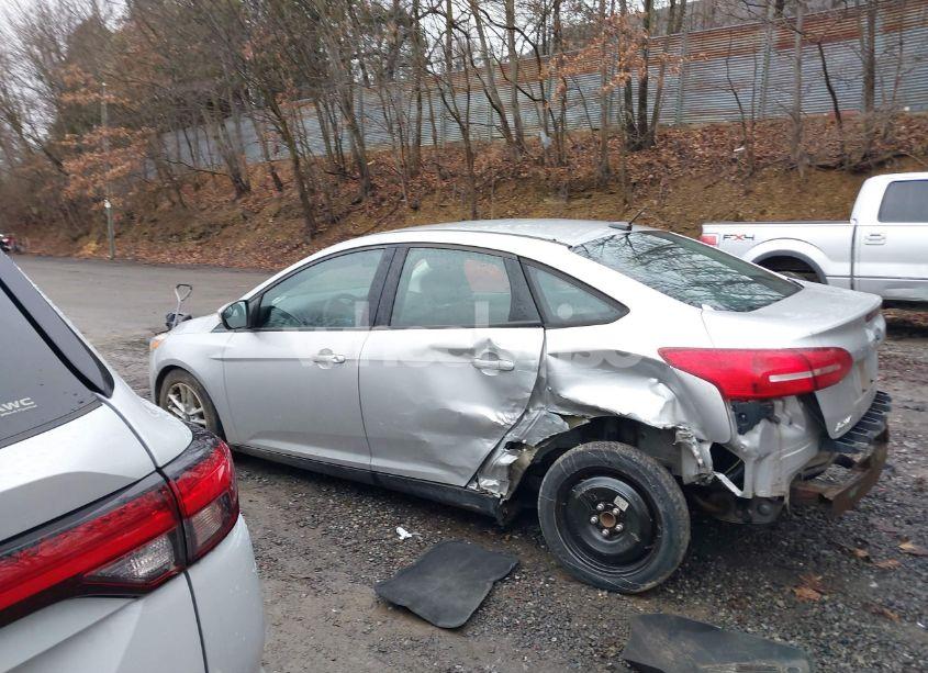 Photo 15 of 2015 Ford Focus SE (VIN 1FADP3F25FL239533)