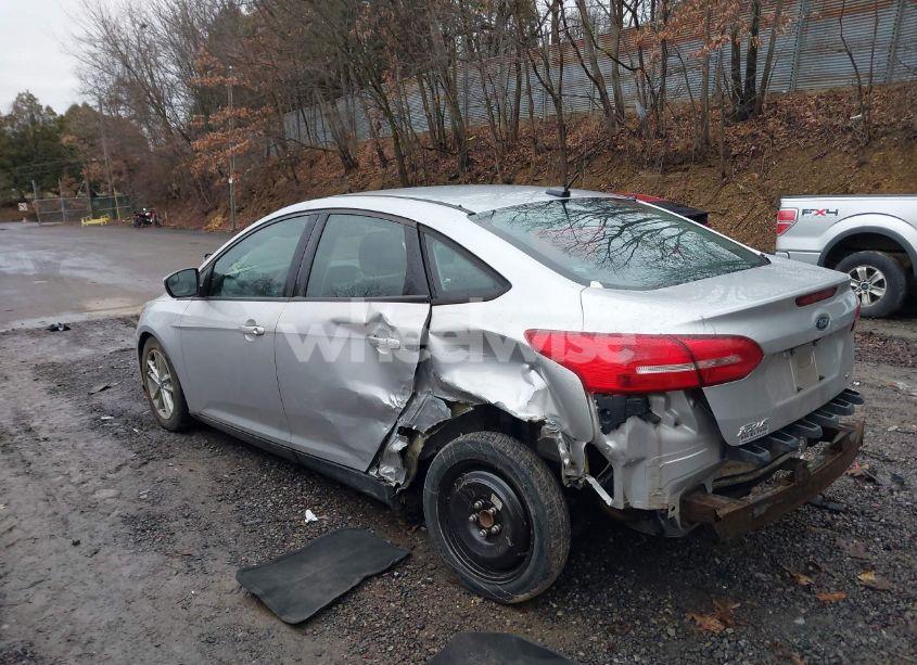 Photo 3 of 2015 Ford Focus SE (VIN 1FADP3F25FL239533)