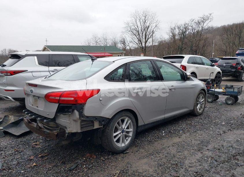 Photo 4 of 2015 Ford Focus SE (VIN 1FADP3F25FL239533)