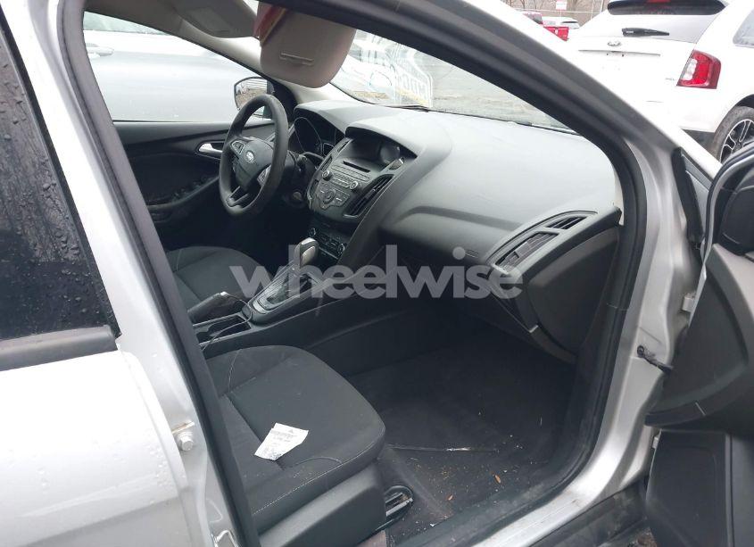 Photo 5 of 2015 Ford Focus SE (VIN 1FADP3F25FL239533)