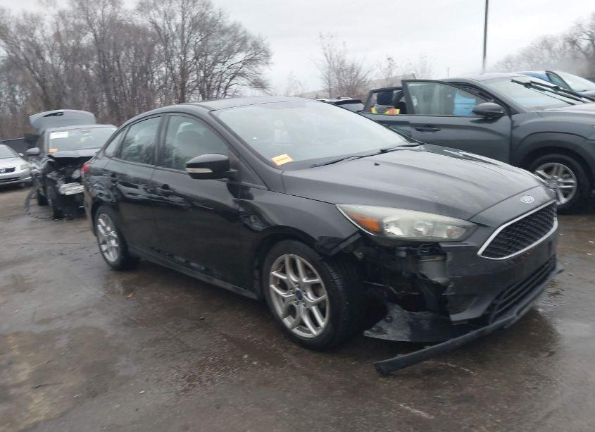 2015 Ford Focus SE (VIN 1FADP3F25FL261354) main photo