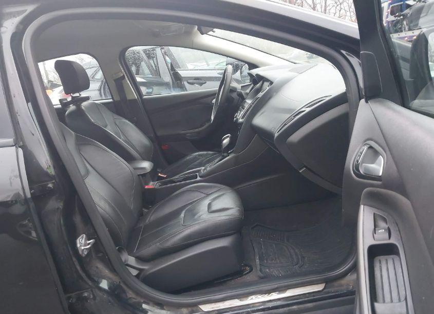 Photo 5 of 2015 Ford Focus SE (VIN 1FADP3F25FL261354)