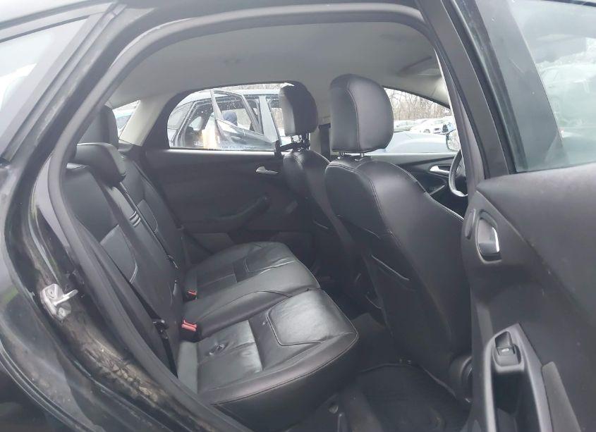 Photo 8 of 2015 Ford Focus SE (VIN 1FADP3F25FL261354)