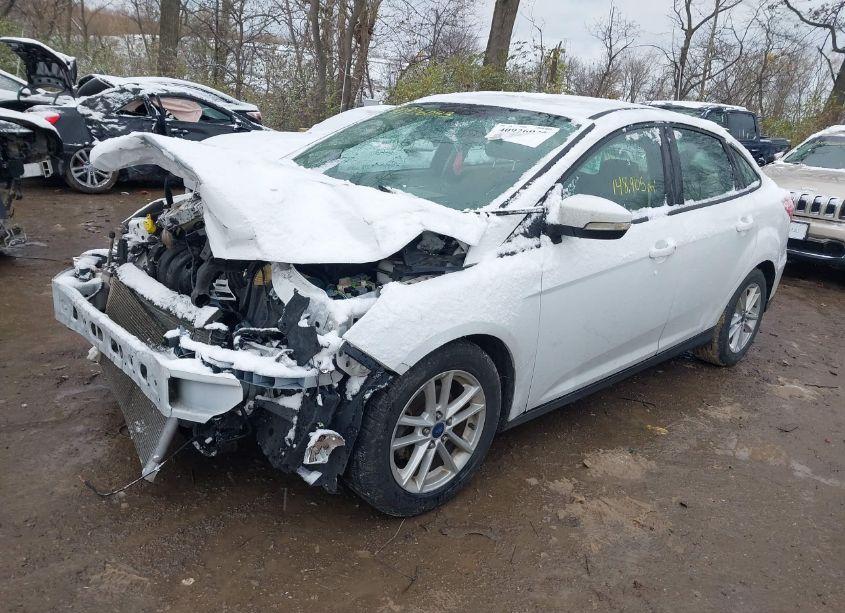 Photo 2 of 2015 Ford Focus SE (VIN 1FADP3F25FL262651)