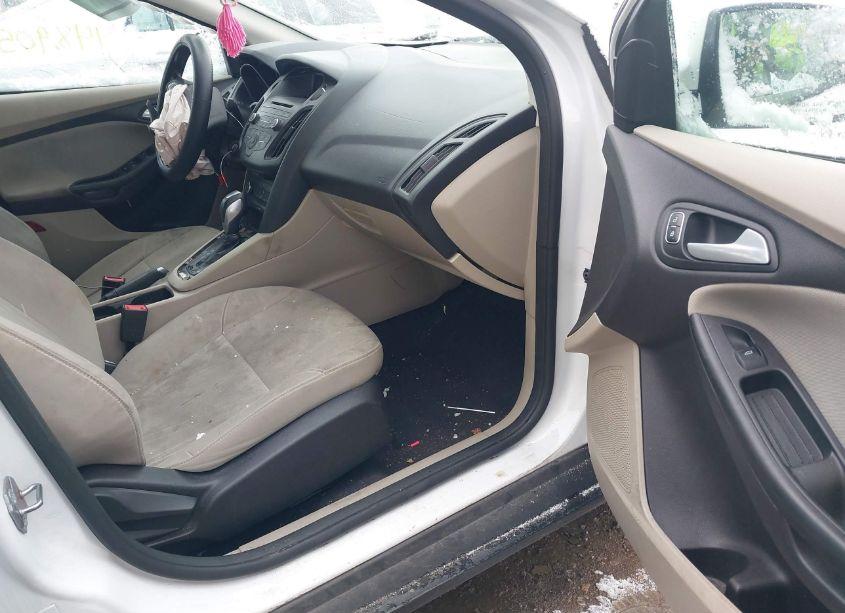 Photo 5 of 2015 Ford Focus SE (VIN 1FADP3F25FL262651)