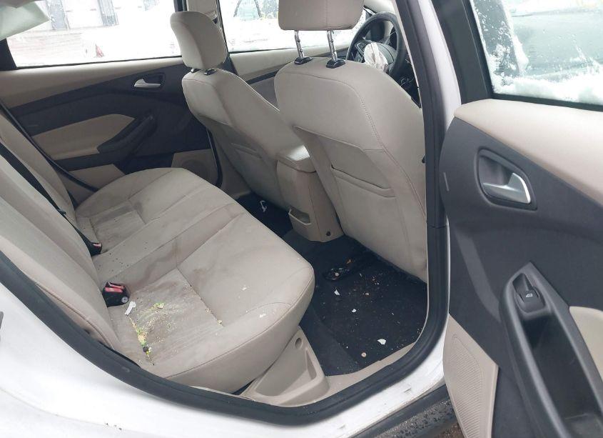 Photo 8 of 2015 Ford Focus SE (VIN 1FADP3F25FL262651)