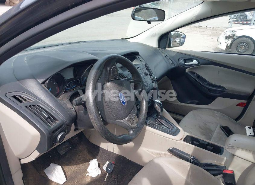 Photo 5 of 2015 Ford Focus SE (VIN 1FADP3F25FL263721)