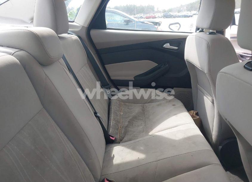 Photo 8 of 2015 Ford Focus SE (VIN 1FADP3F25FL263721)