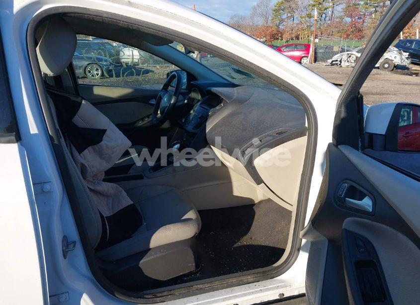 Photo 5 of 2015 Ford Focus SE (VIN 1FADP3F25FL277019)