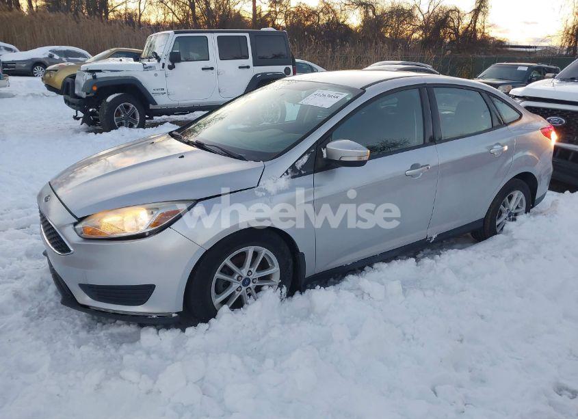 Photo 2 of 2015 Ford Focus SE (VIN 1FADP3F25FL289770)