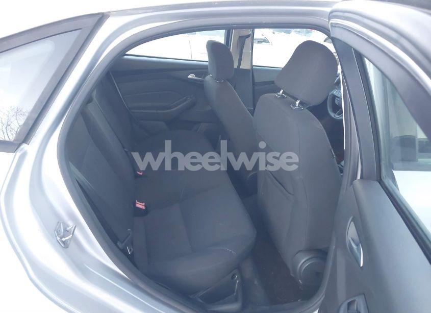 Photo 8 of 2015 Ford Focus SE (VIN 1FADP3F25FL289770)