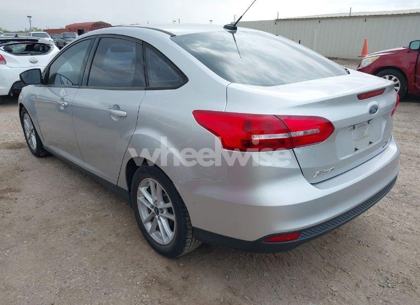 Photo 3 of 2015 Ford Focus SE (VIN 1FADP3F25FL293401)