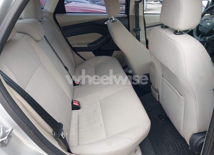 Photo 8 of 2015 Ford Focus SE (VIN 1FADP3F25FL293401)