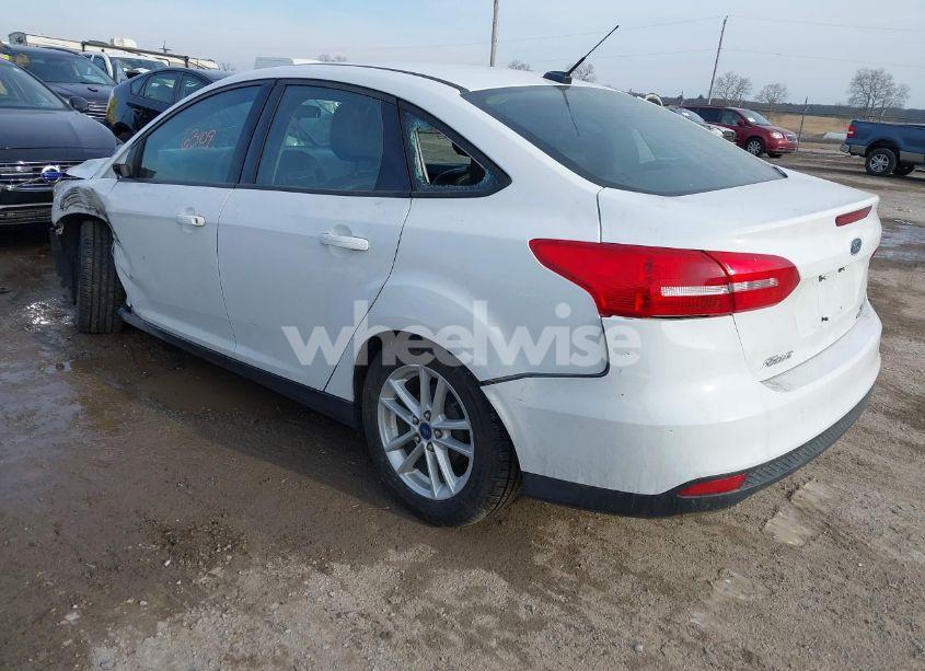 Photo 3 of 2015 Ford Focus SE (VIN 1FADP3F25FL295939)