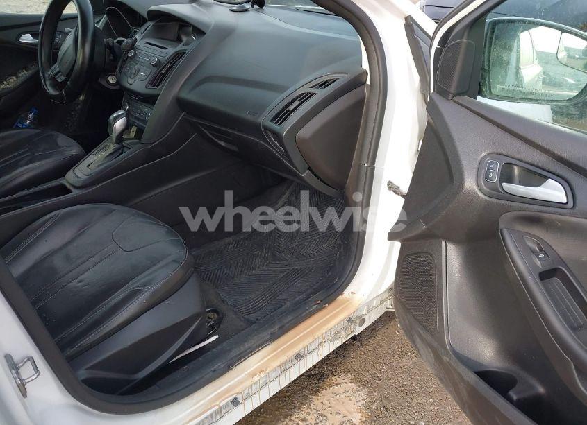 Photo 5 of 2015 Ford Focus SE (VIN 1FADP3F25FL295939)