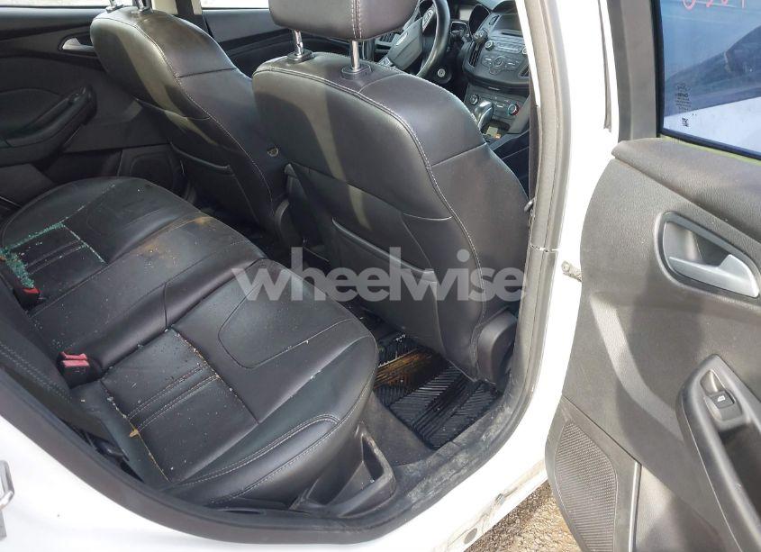 Photo 8 of 2015 Ford Focus SE (VIN 1FADP3F25FL295939)