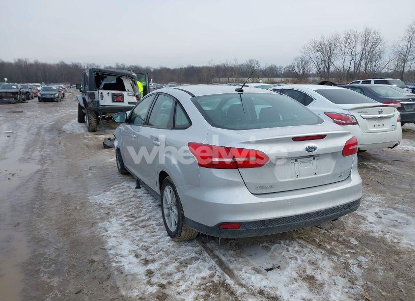Photo 3 of 2015 Ford Focus SE (VIN 1FADP3F25FL297738)