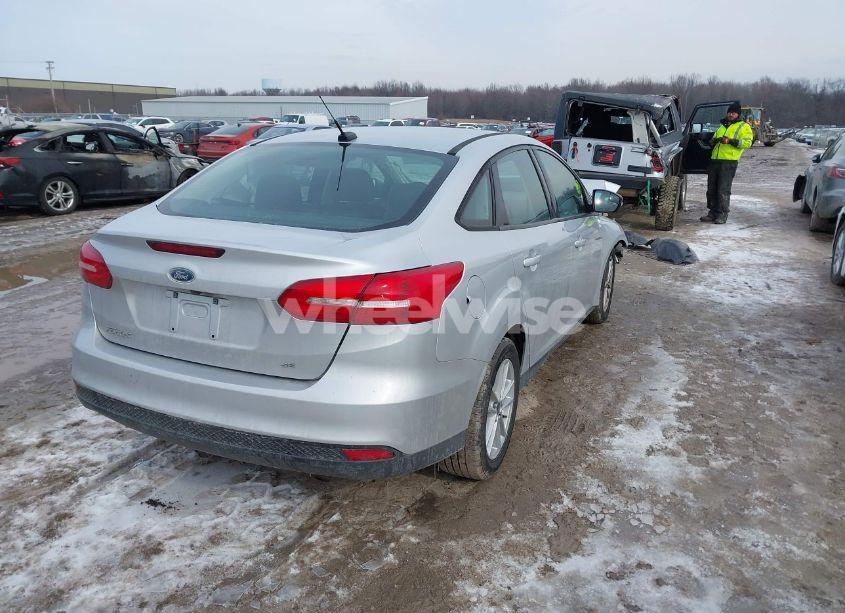 Photo 4 of 2015 Ford Focus SE (VIN 1FADP3F25FL297738)