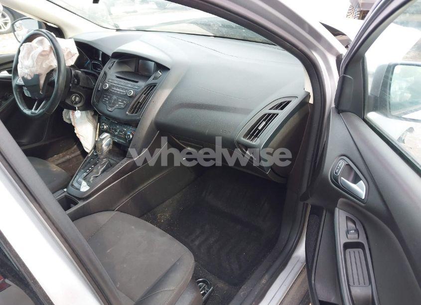 Photo 5 of 2015 Ford Focus SE (VIN 1FADP3F25FL297738)