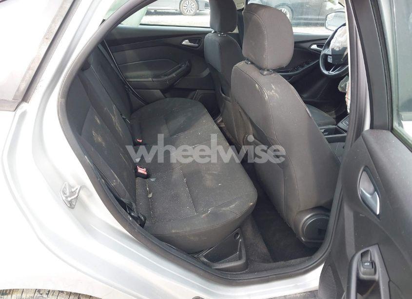 Photo 8 of 2015 Ford Focus SE (VIN 1FADP3F25FL297738)