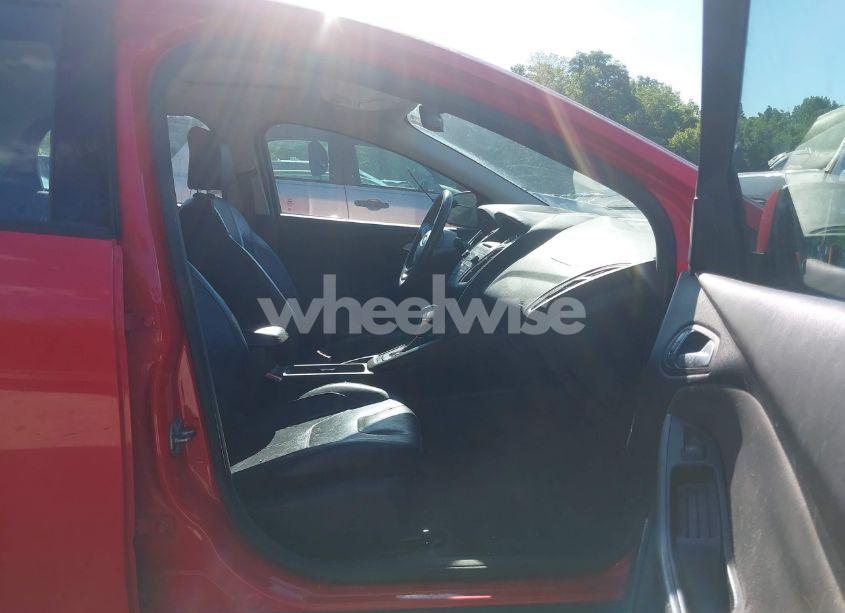 Photo 5 of 2015 Ford Focus SE (VIN 1FADP3F25FL320046)