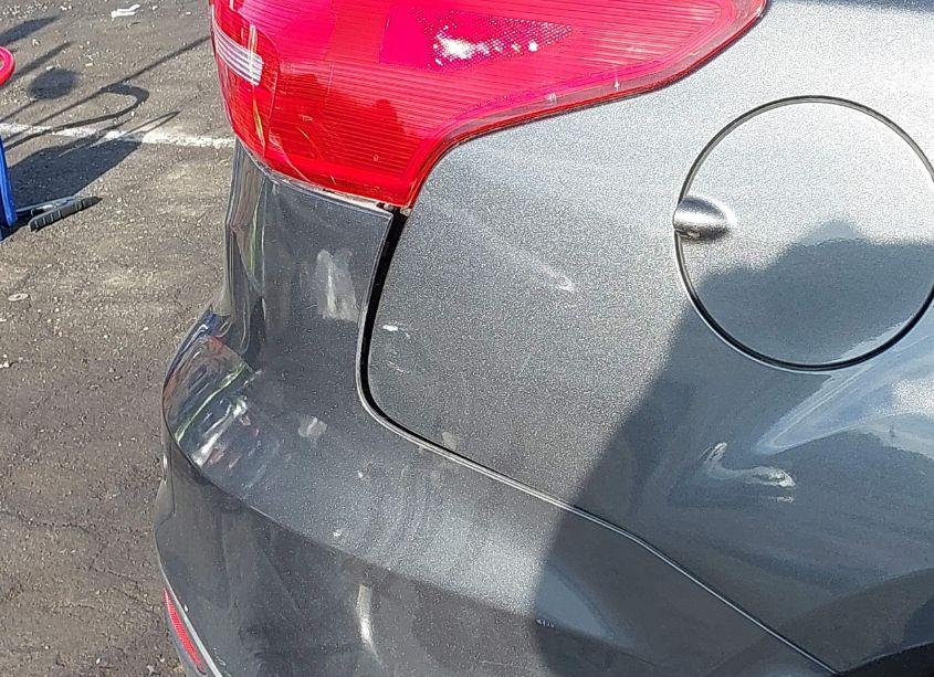 Photo 16 of 2015 Ford Focus SE (VIN 1FADP3F25FL353371)