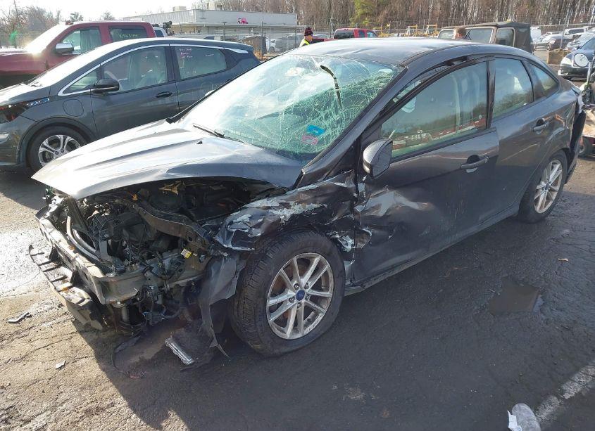 Photo 2 of 2015 Ford Focus SE (VIN 1FADP3F25FL353371)