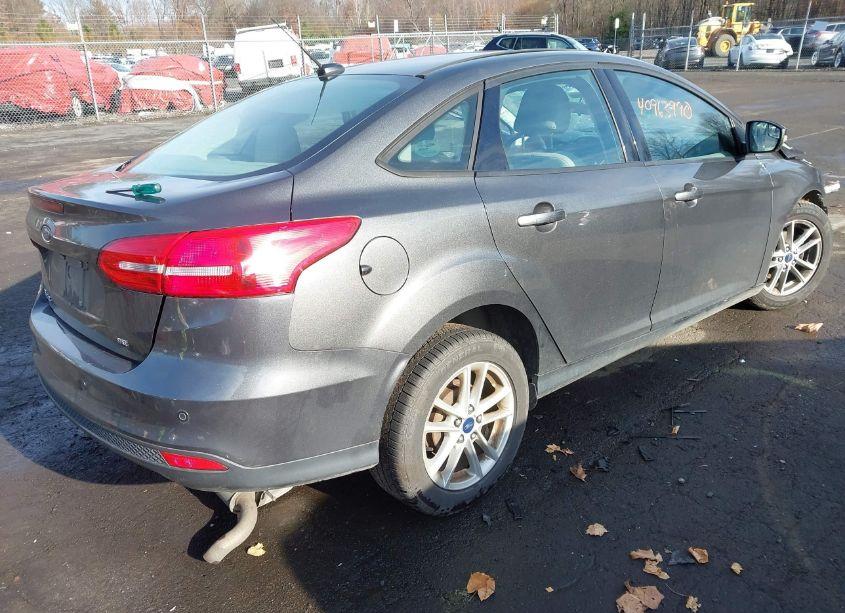 Photo 4 of 2015 Ford Focus SE (VIN 1FADP3F25FL353371)