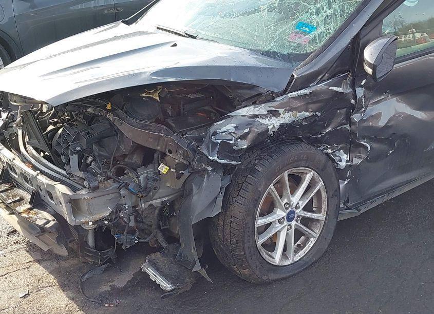 Photo 6 of 2015 Ford Focus SE (VIN 1FADP3F25FL353371)