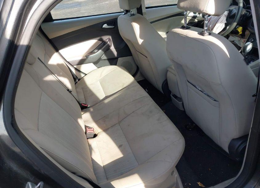 Photo 8 of 2015 Ford Focus SE (VIN 1FADP3F25FL353371)