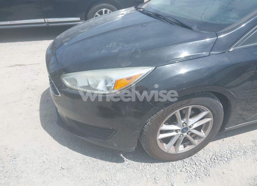 Photo 6 of 2015 Ford Focus SE (VIN 1FADP3F25FL353824)