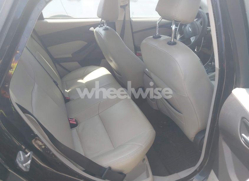 Photo 8 of 2015 Ford Focus SE (VIN 1FADP3F25FL353824)
