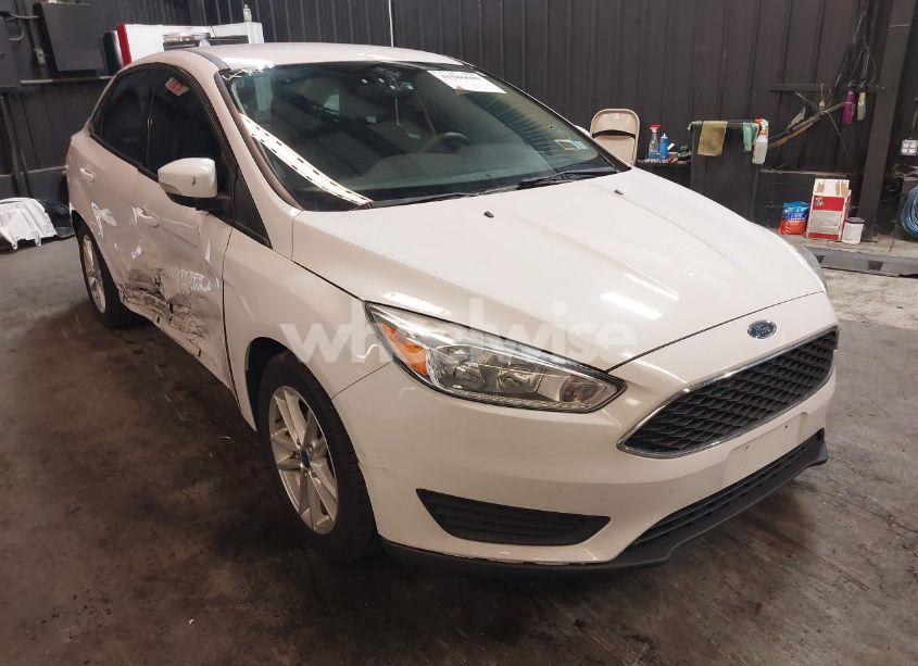 2015 Ford Focus SE (VIN 1FADP3F25FL372101) main photo